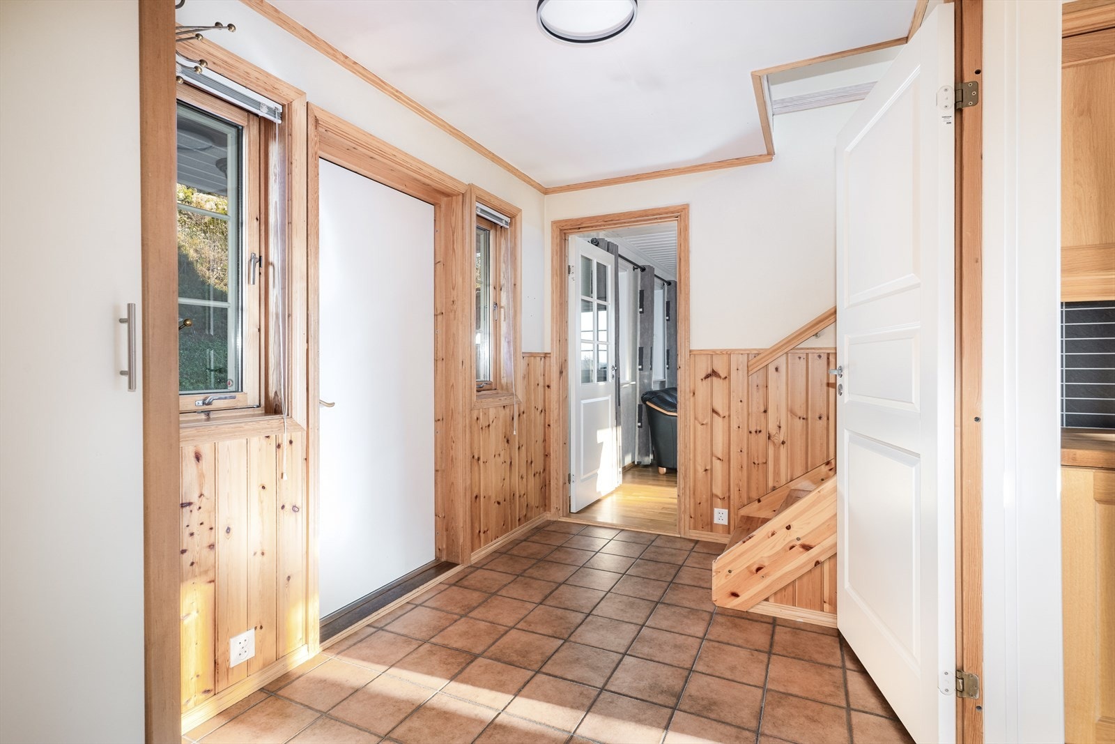 Trivelig entrè som gir et godt førsteinntrykk av boligen. Galleribilde