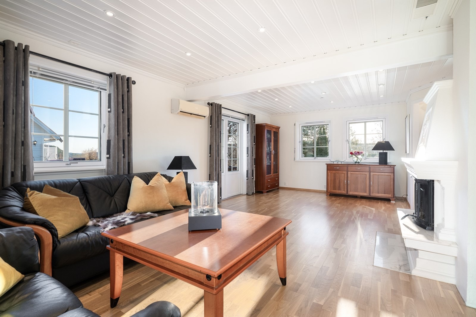 Lys og romslig stue med gode vindusflater. Det er innfelte downlights i stue og på kjøkken. Galleribilde