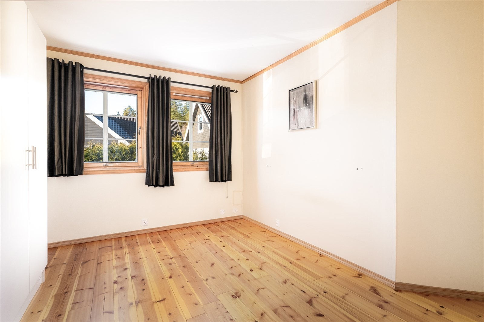 Lyst og hyggelig soverom med flere garderobeskap for klesbeholdningen. Galleribilde