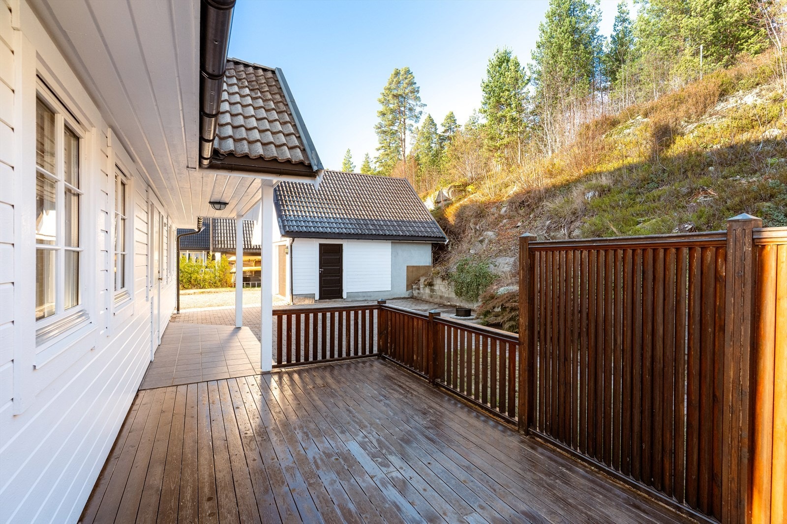 Lun og fin terrasse ved inngangspartiet. Galleribilde