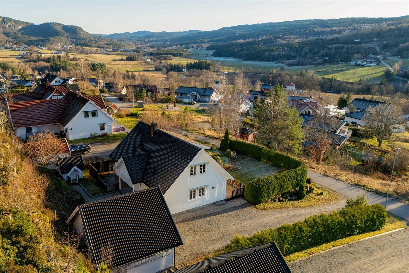 Deler av tomten er naturtomt med fjell i dagen og naturlig vegetasjon. Galleribilde