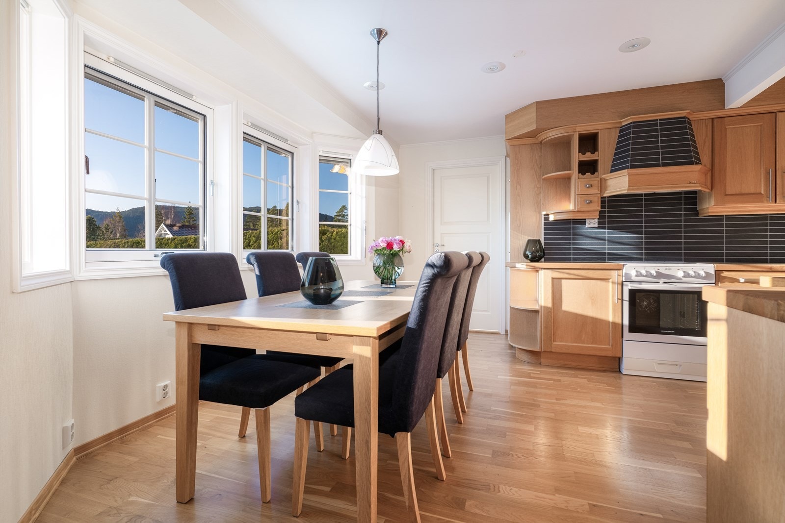 Pent kjøkken med god plass til spisebord. Galleribilde