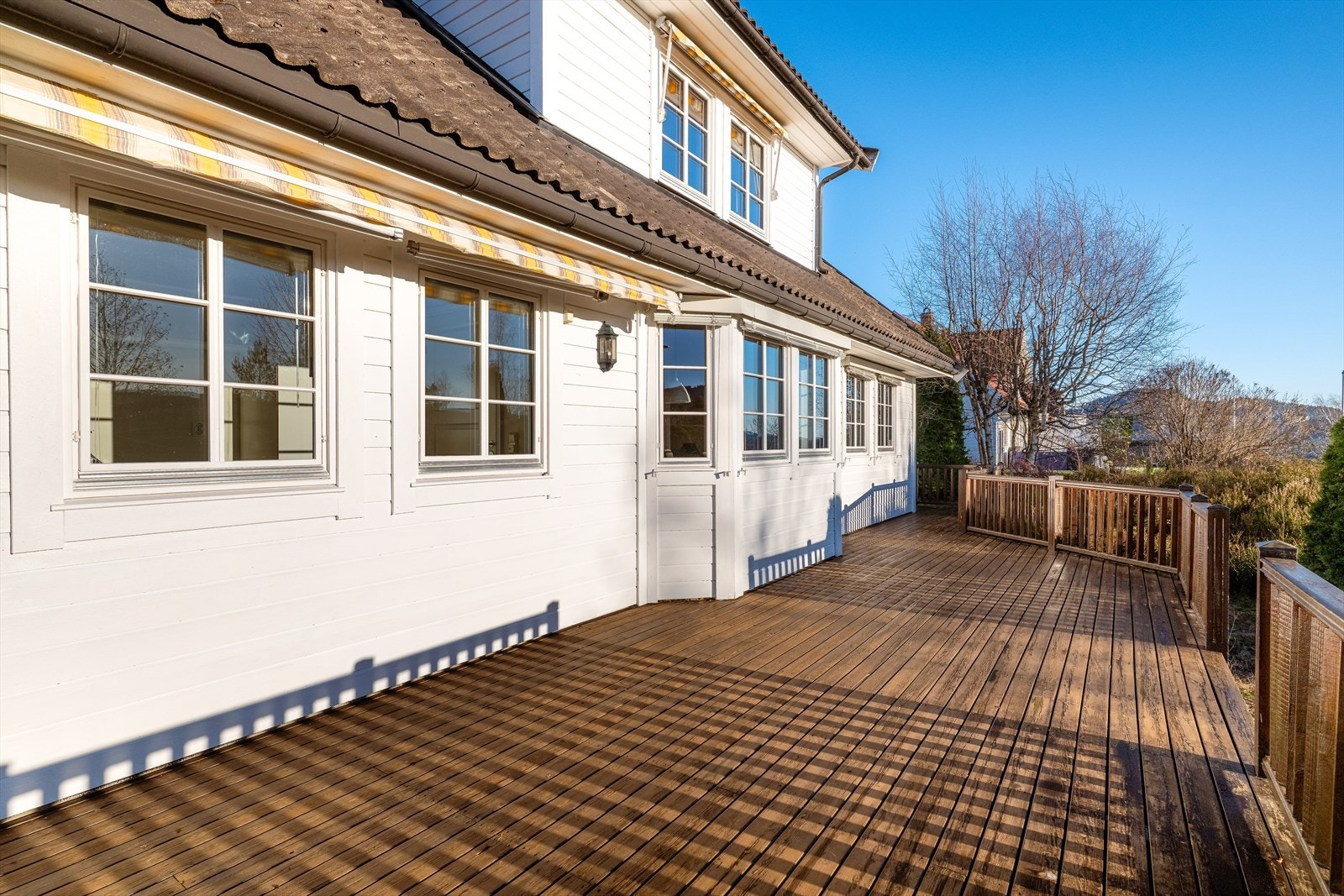 Det er montert markise for solskjerming ved behov. Galleribilde