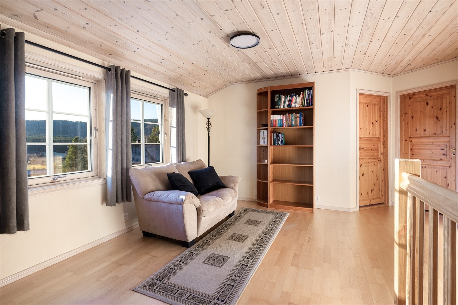 Boligen har en koselig loftstue med plass for sofa og mediemøblement. Perfekt for film- og spill kvelder, kanskje barnas nye favoritt sted? Galleribilde