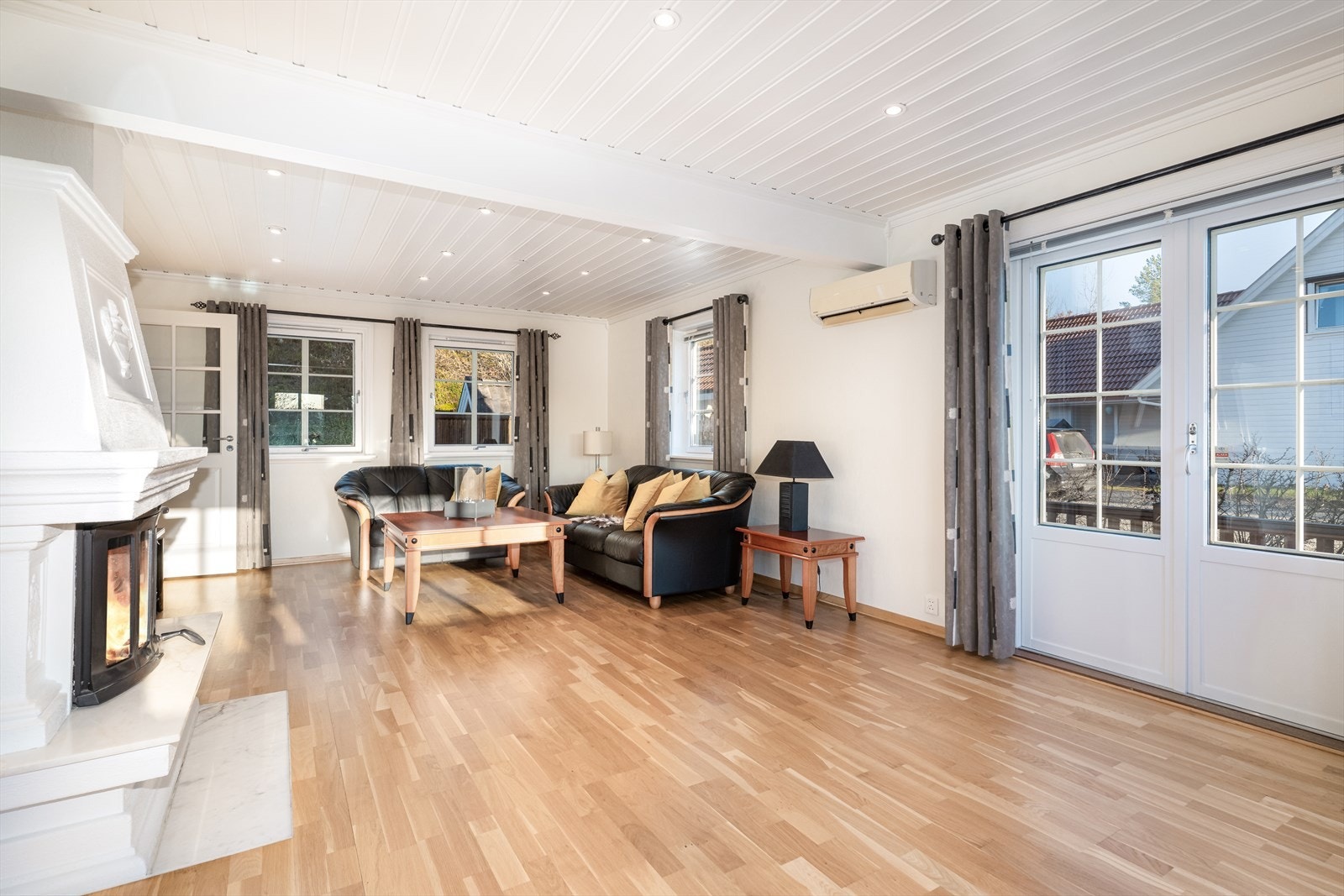 Mekanisk avtrekk, hvor det er utført storservice, komplett rens og bytte av motor i 2025. Peisinnsats. Det er i tillegg varmepumpe som varmesupplement og aircondition på varme sommerdager. Galleribilde