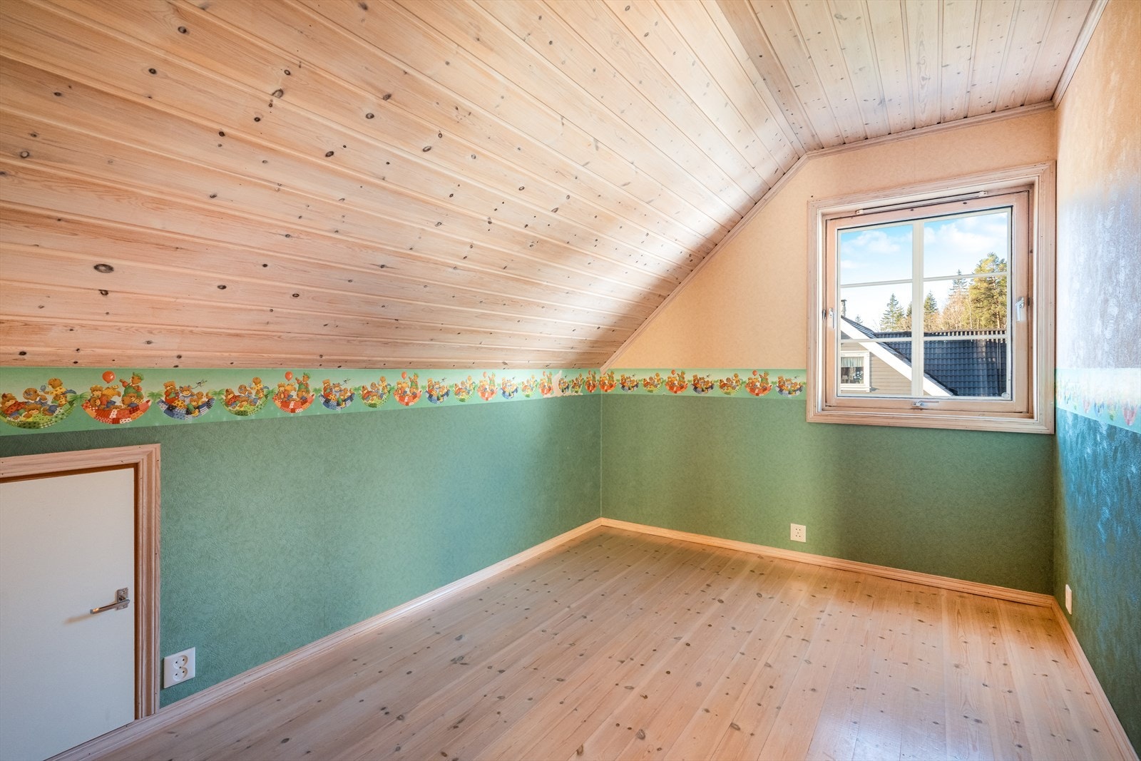 Det er fire soverom i 2.etg, som alle har god plass for seng og nattbord. Galleribilde