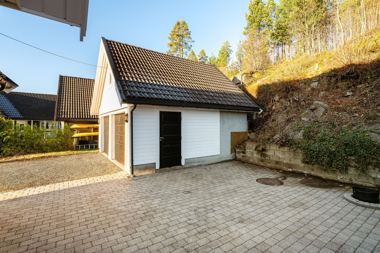 I tillegg er det oppført dobbelt garasje fra 1997 på eiendommen. Garasjen har lagringsplass på loft. Galleribilde