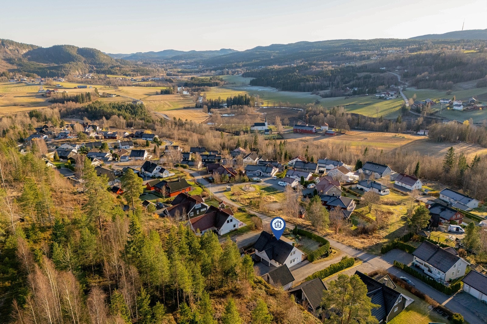 Her bor du usjenert og idyllisk med flotte turområder rett utenfor døren, og spennende lekearealer for barna! Galleribilde