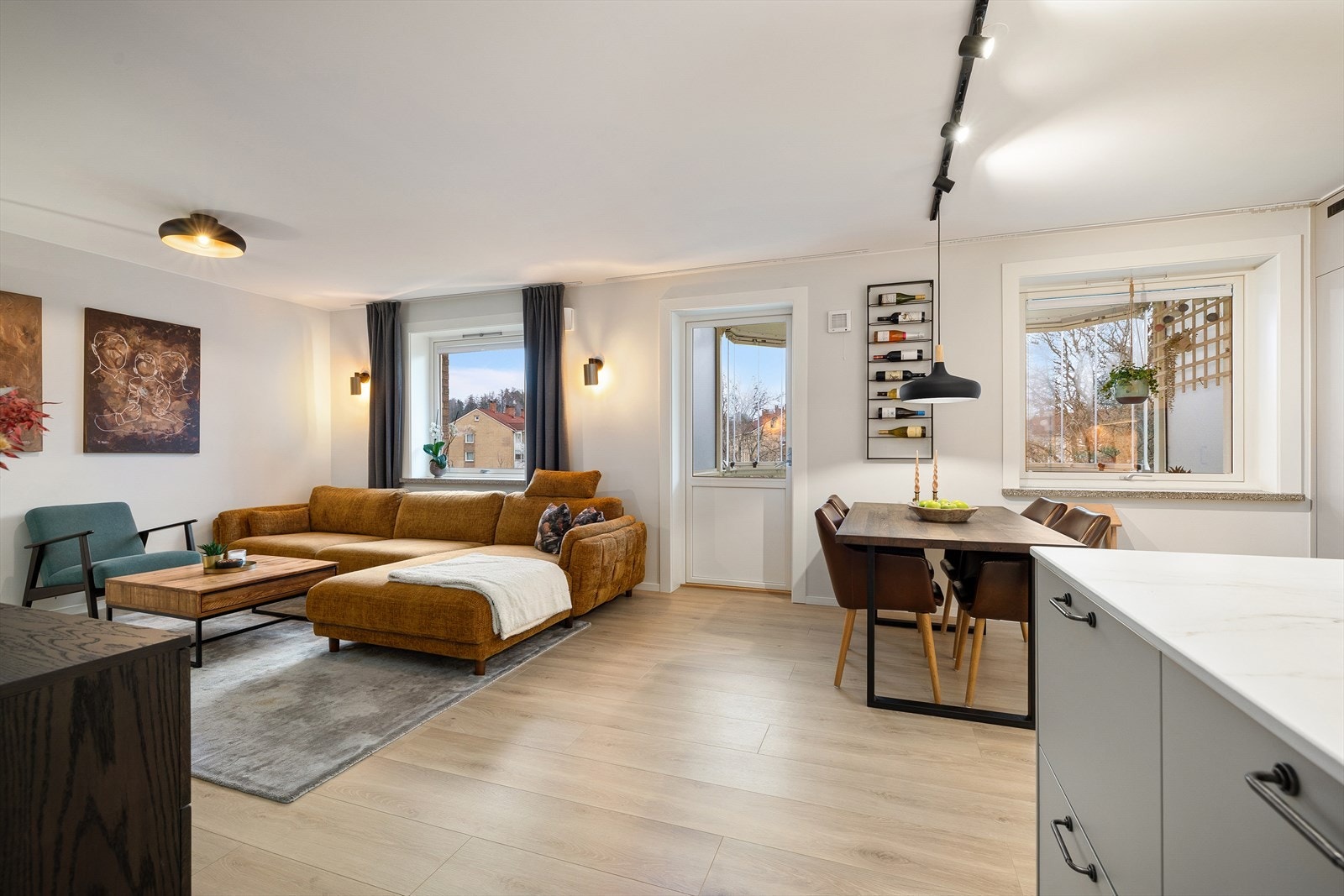 Leiligheten ble pusset opp 2023, der det blant annet ble laget en stor og åpen stue/kjøkkenløsning. Galleribilde