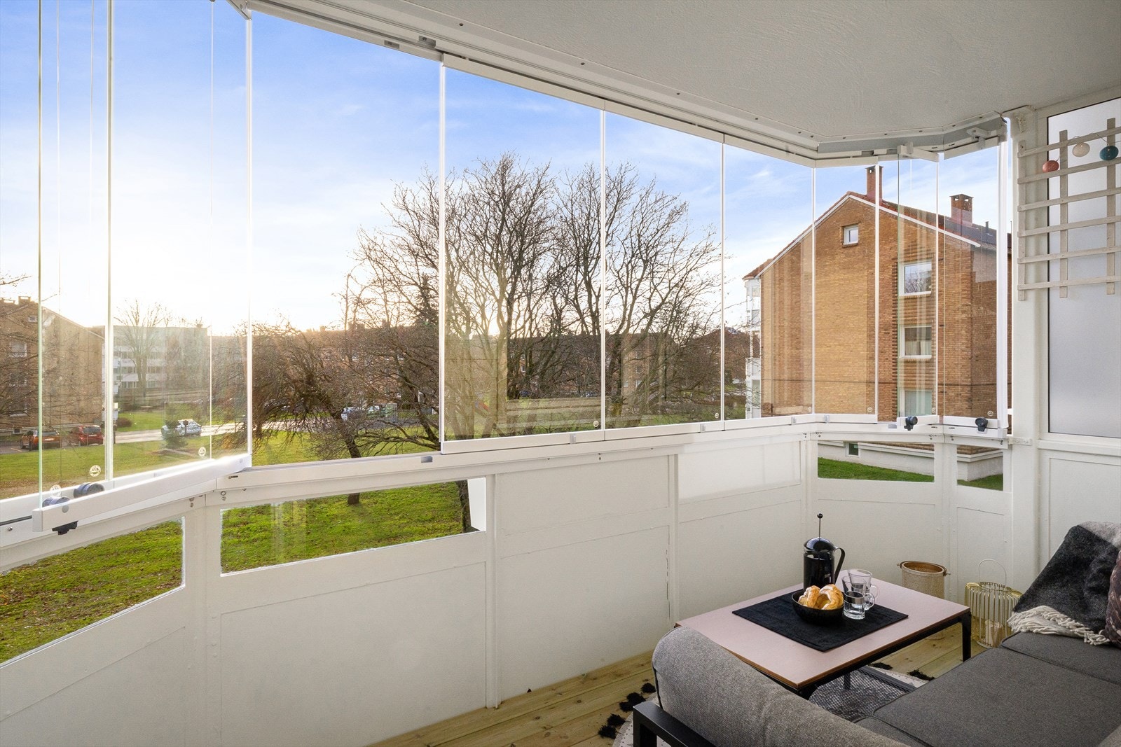 Fra stuen er det direkte utgang til 9 kvm innglasset balkong. Balkongen gir en ekstra lang utesesong og blir neste et ekstra rom i leiligheten. Galleribilde