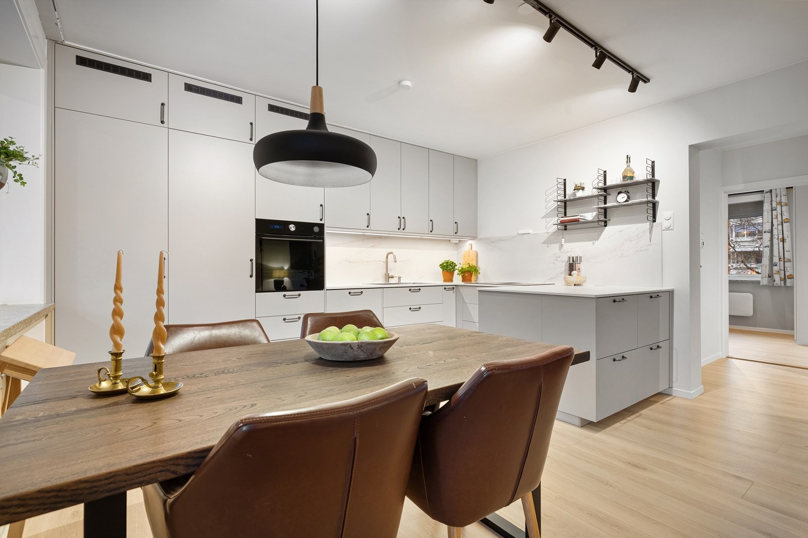 Kjøkkenet har både integrert kjøle- og fryseskap, ved siden av komfyren. Galleribilde