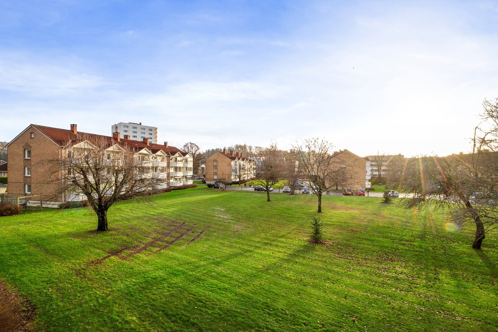 Leiligheten er vendt mot store grøntarealer - frodig, uten mye innsyn. Galleribilde