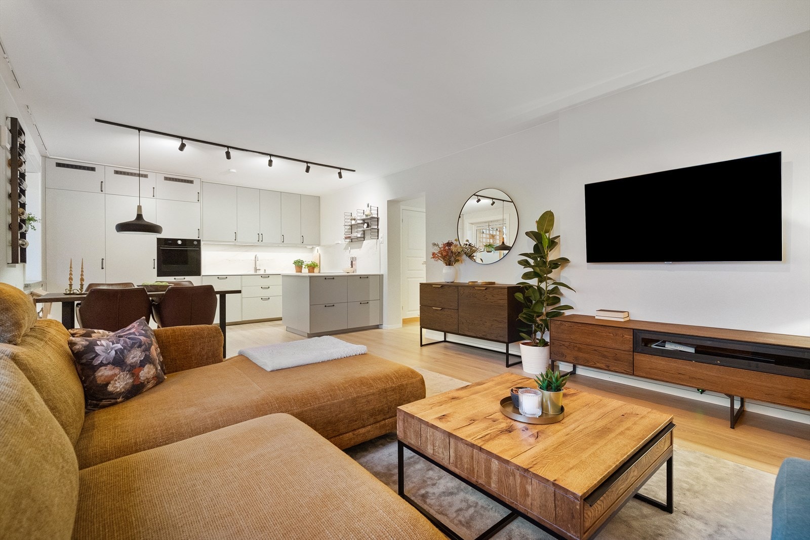 Det store rommet inviterer til hygge, samvær og sosiale sammenkomster. Galleribilde