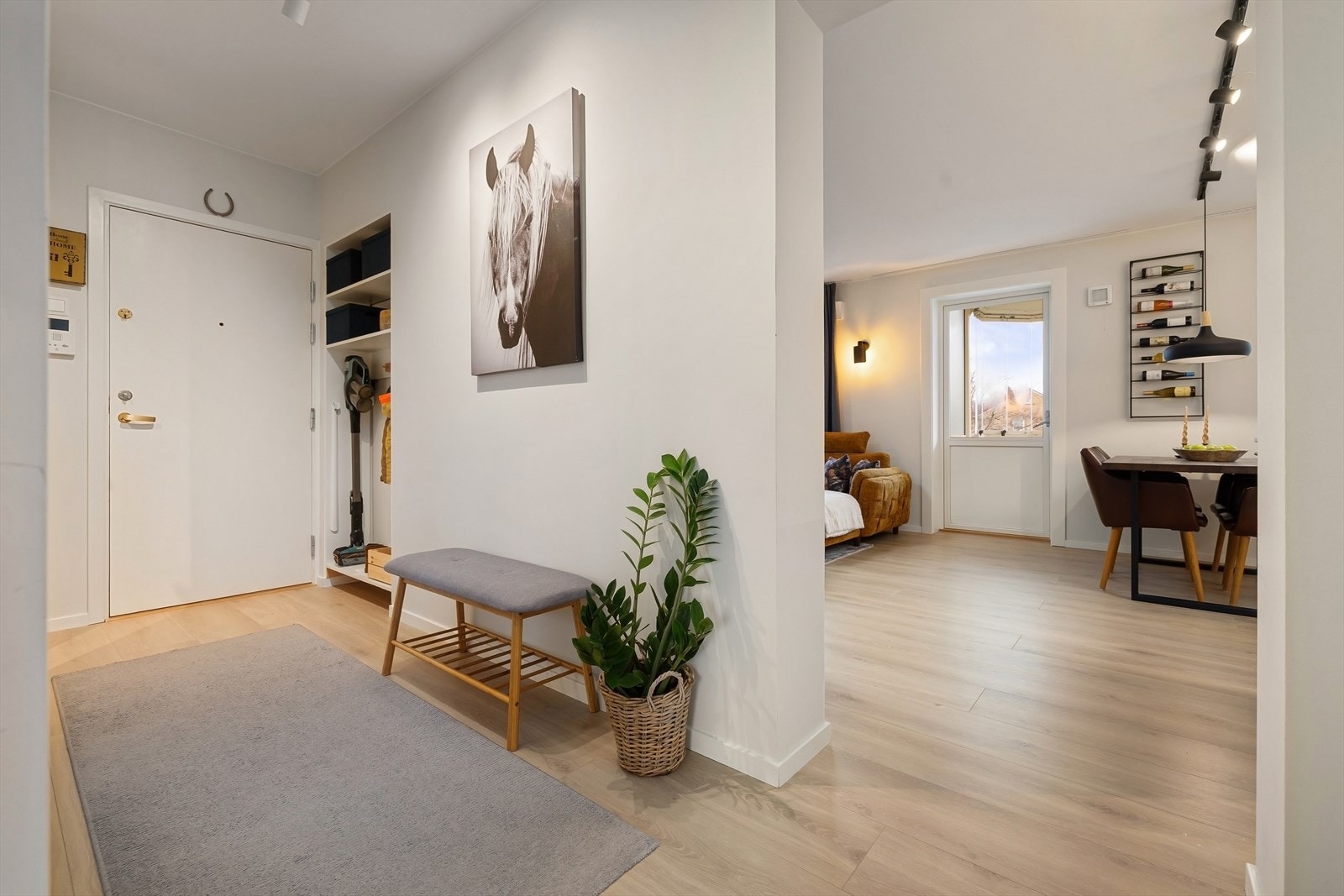 Velkommen til en lys og innbydende entré med praktisk garderobeløsning for oppbevaring av yttertøy. Her har du god plass til å sette fra deg skoene og henge fra deg jakken når du kommer hjem. Galleribilde