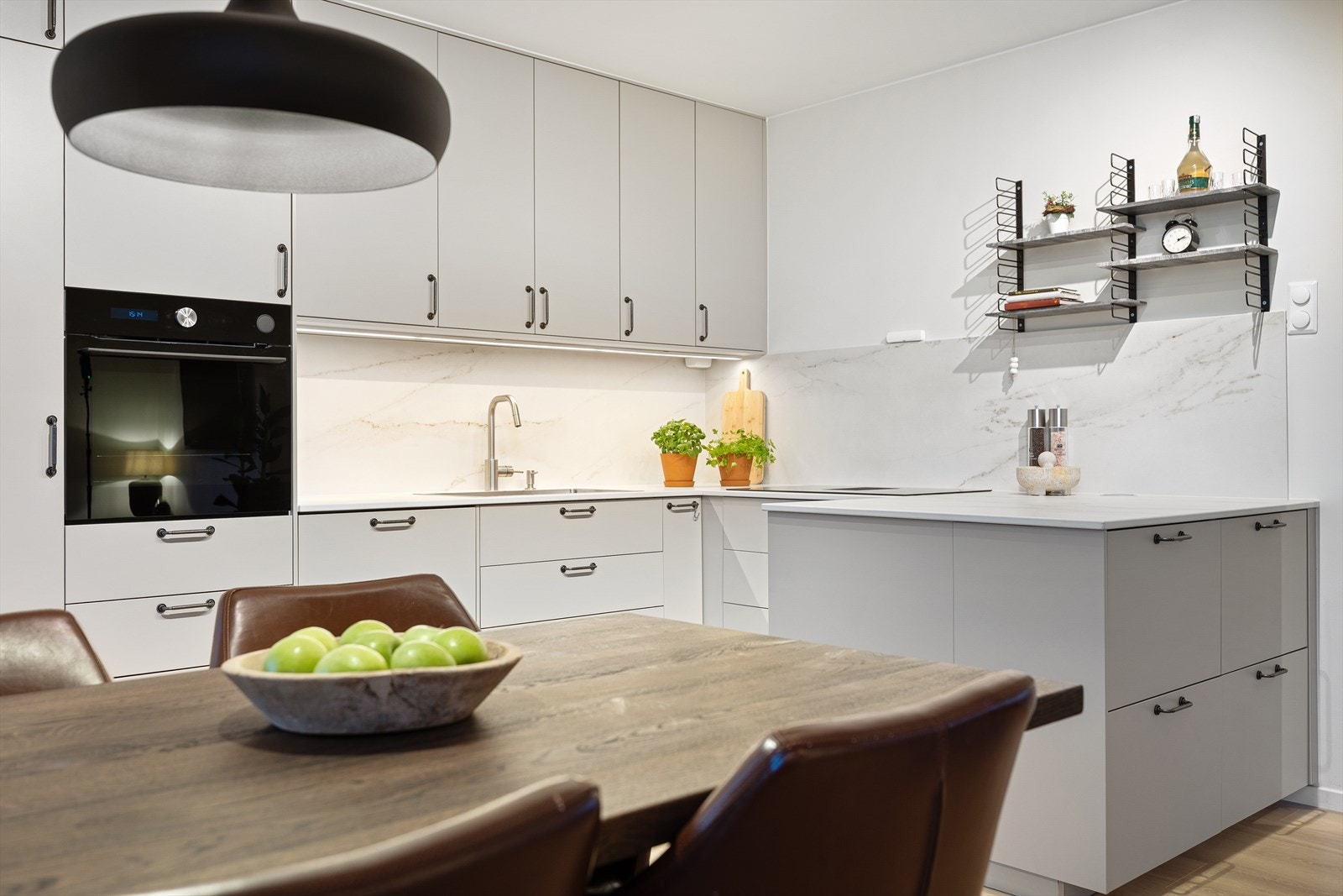 Legg merke til komfyren i ergonomisk arbeidshøyde. Galleribilde