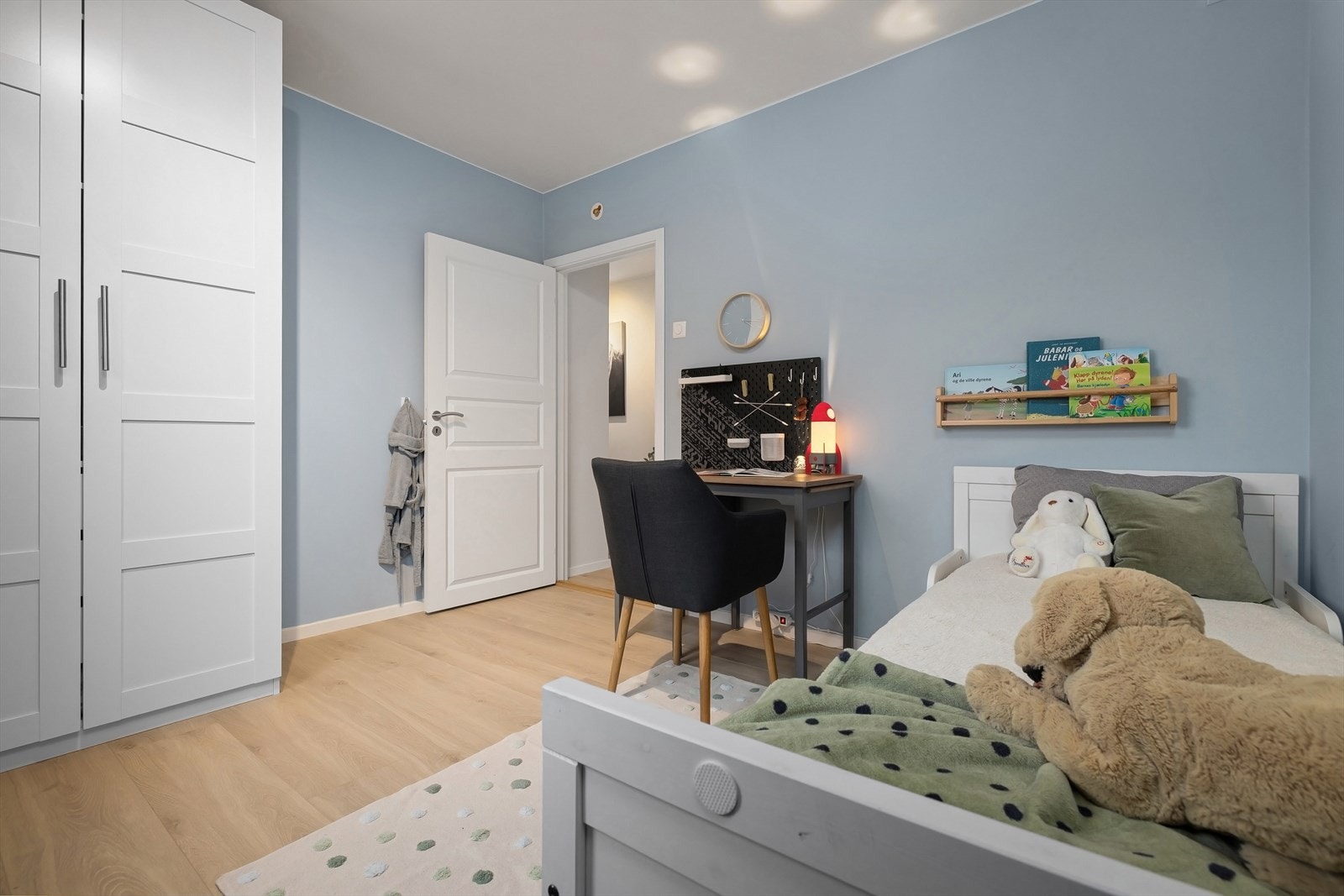 Soverom 2: Et fleksibelt rom som er velegnet som gjesterom, kontor eller barnerom. Rommet har plass til seng skrivebord og garderobeløsning. Galleribilde