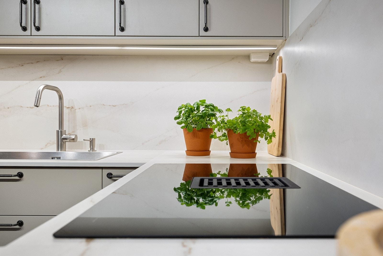 Kjøkkenet har koketopp med innebygd ventilator. Galleribilde