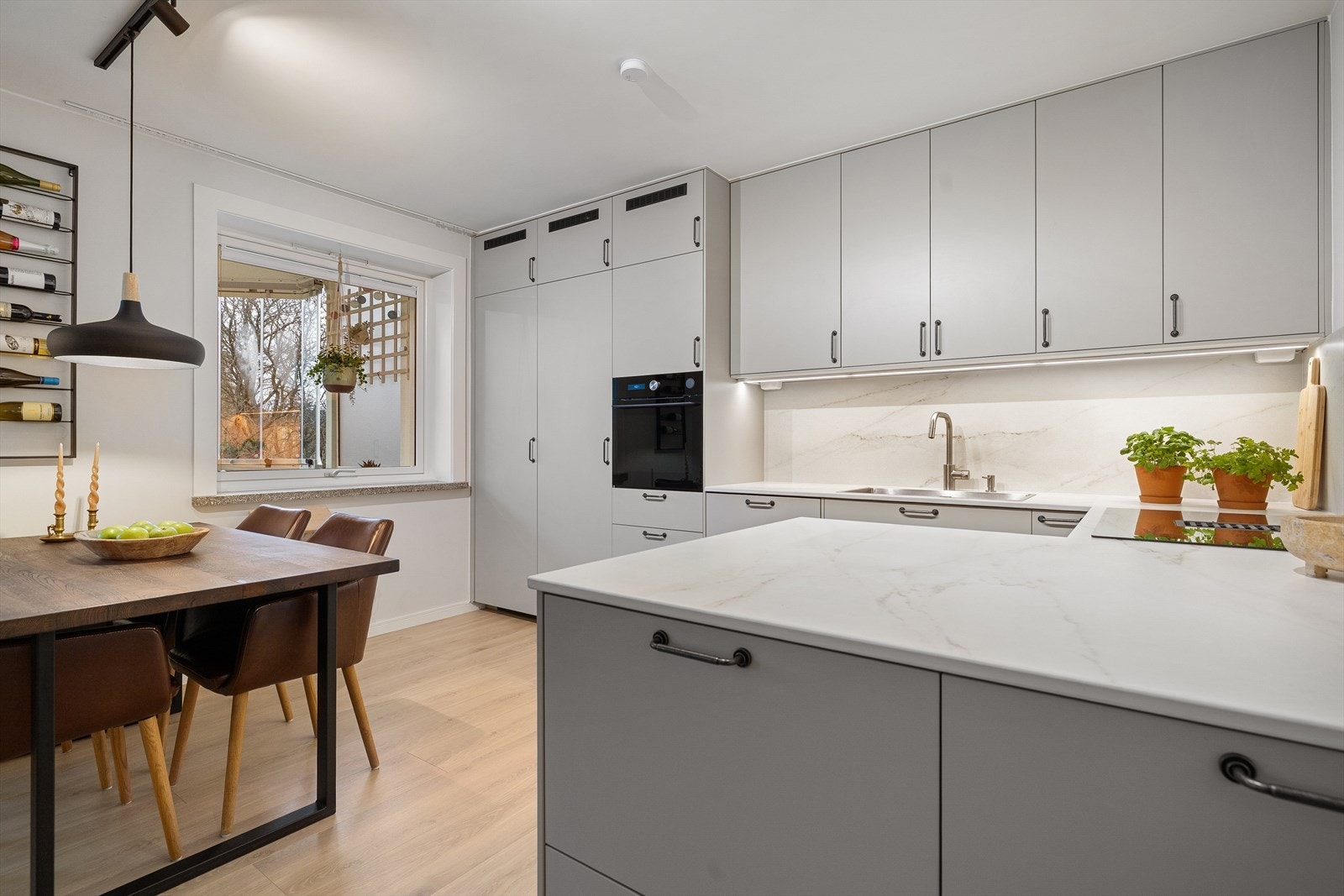 Kjøkkenet har keramisk benkeplate Galleribilde