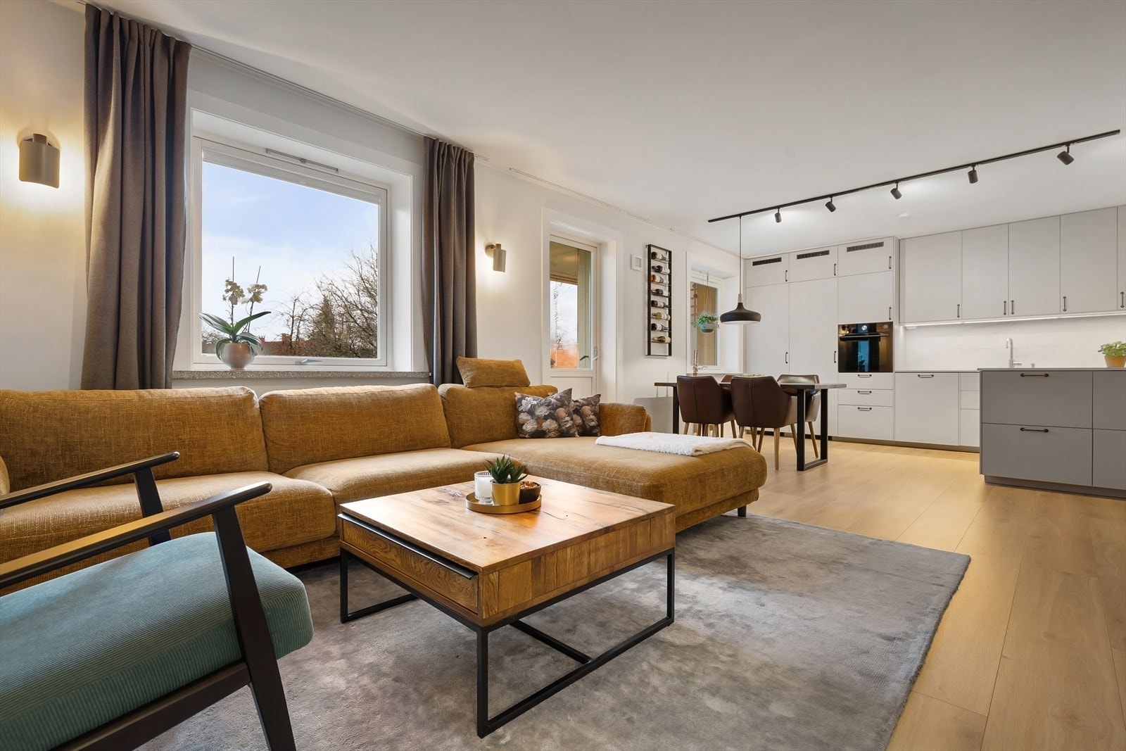 Den romslige stue- og kjøkkenløsningen har rikelig med plass til både sofagruppe og spisebord. Galleribilde