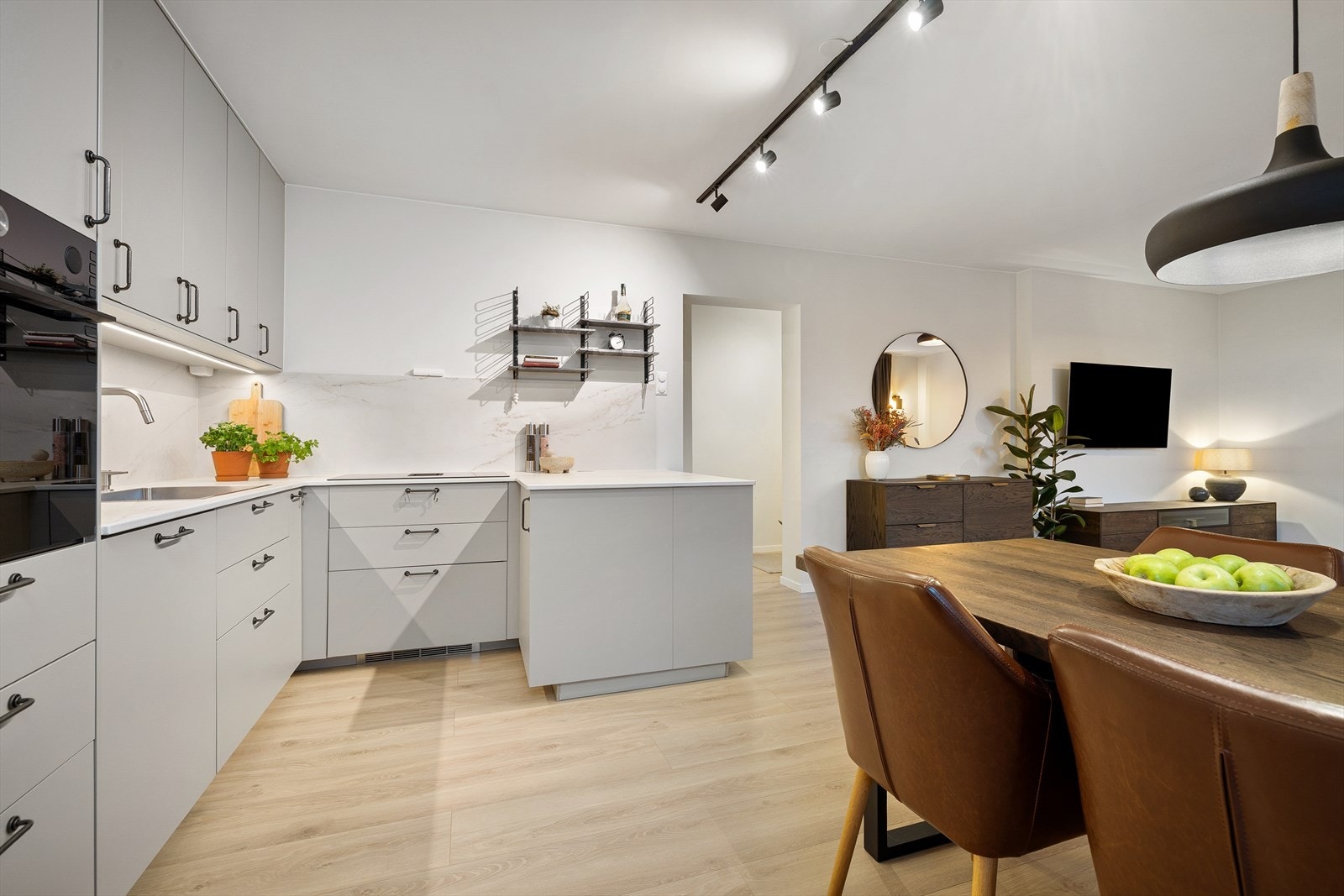 Kjøkkenøyen gir ekstra skap- og benkeplass. Galleribilde