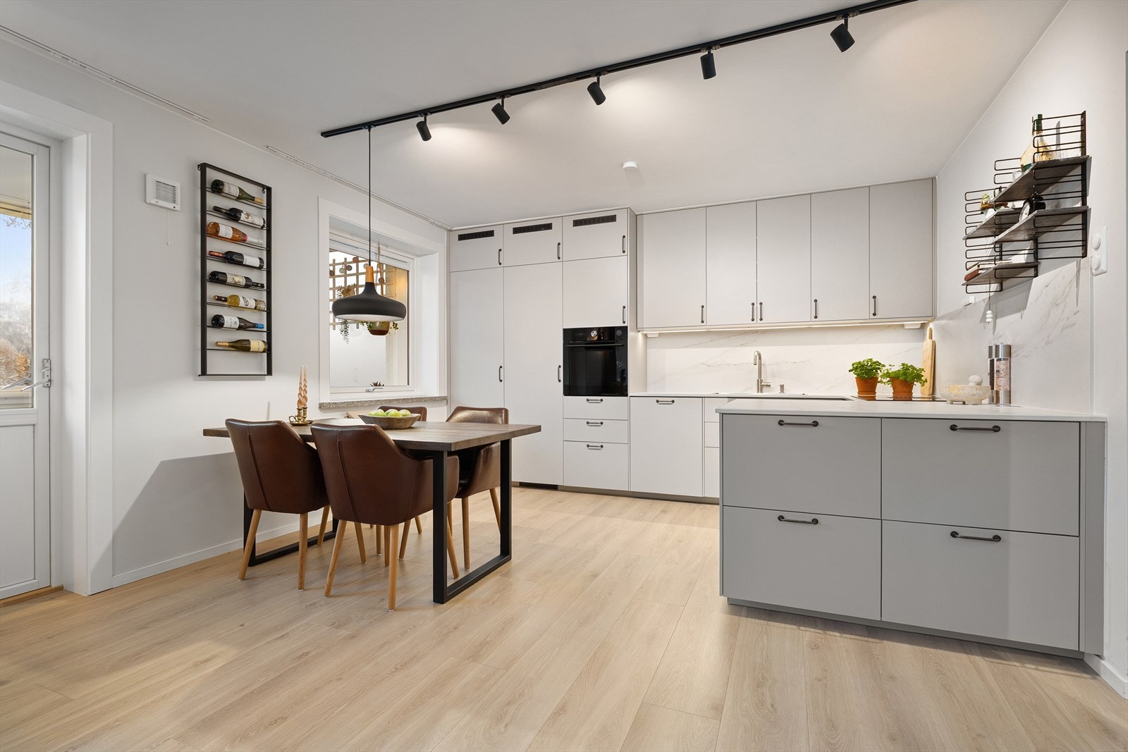 Kjøkkenet er fra 2023 og inneholder alt du trenger. Galleribilde