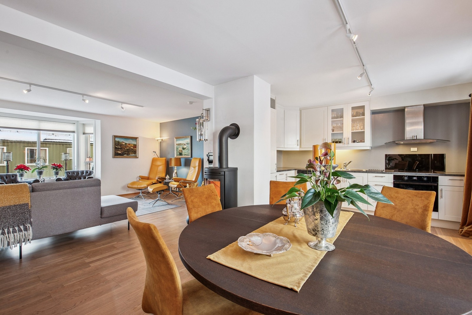 Det er åpen løsning mellom stue og kjøkken Galleribilde