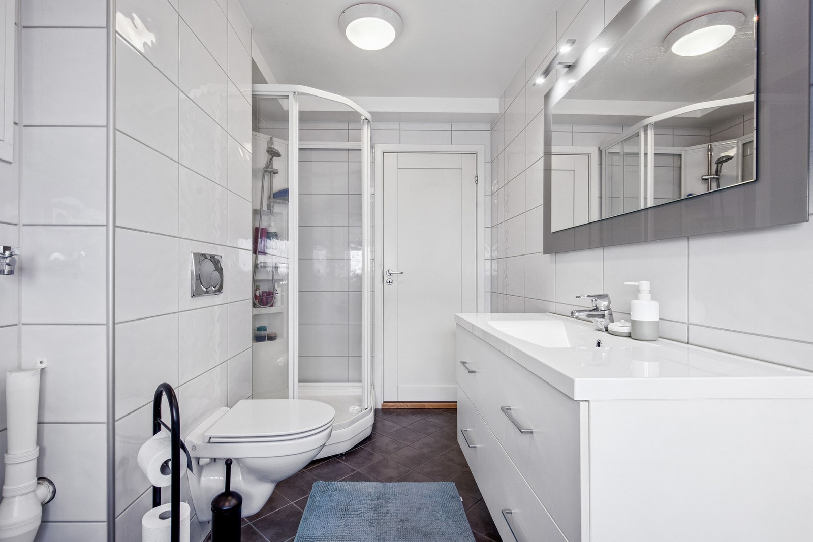 Bad 1, hvit innredning m/nedfelt servant, dusjkabinett og vegghengt wc Galleribilde