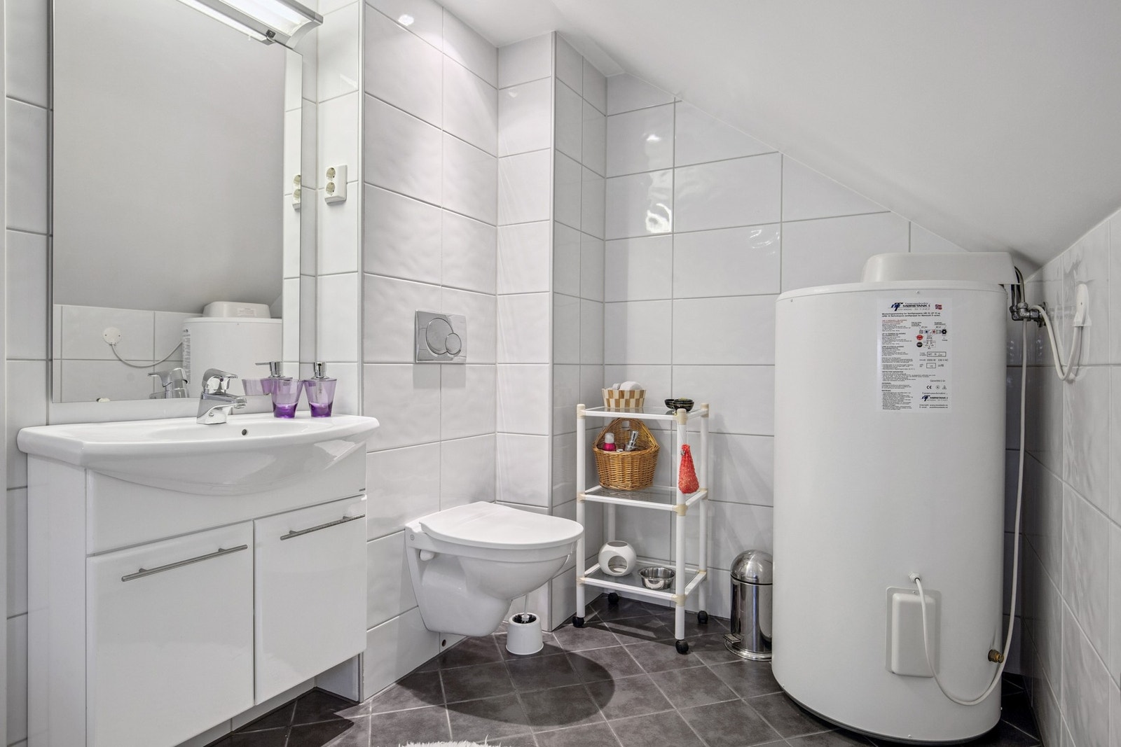 Bad 2, hvit innredning m/nedfelt servant og vegghengt wc Galleribilde