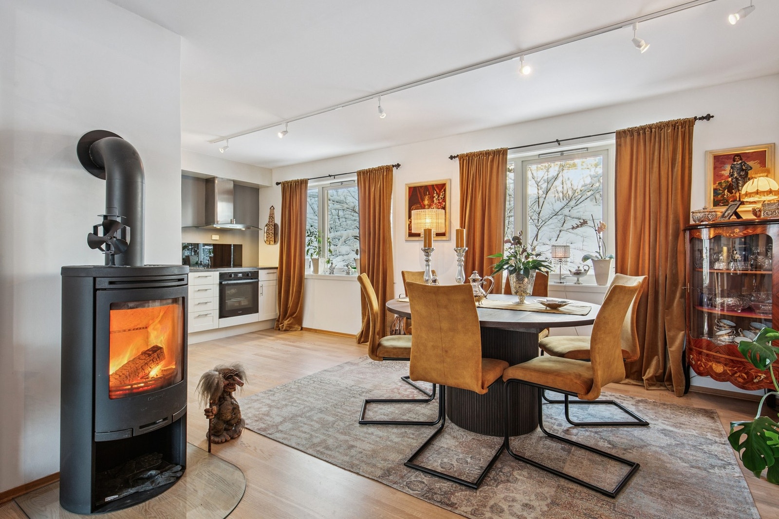 Spisestue, her er det også vedfyring Galleribilde