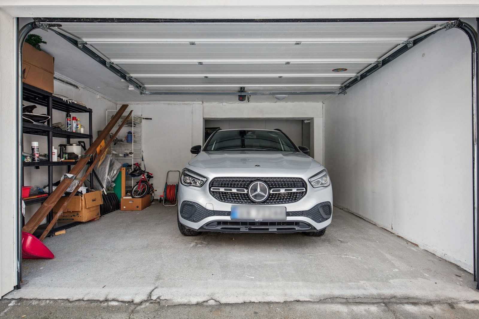 Garasje med inngang til kjeller Galleribilde