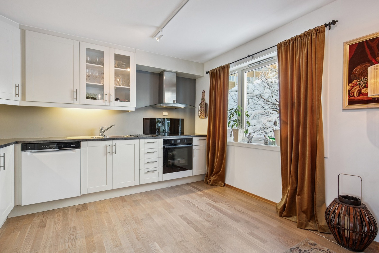 Horiontaldelt tomannsbolig beliggende i sentrum. Kjøkken m/over og underskap og god benkeplass Galleribilde