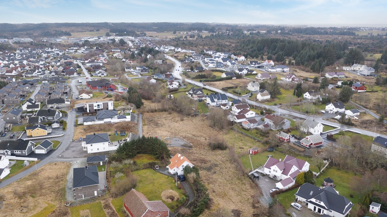 I henhold til gjeldende reguleringsplan for området skal utnyttelsesgrad ikke overstige 30% BYA inkl. garasje (BYA skal beregnes på grunnlag av hver enkelt tomt) Galleribilde