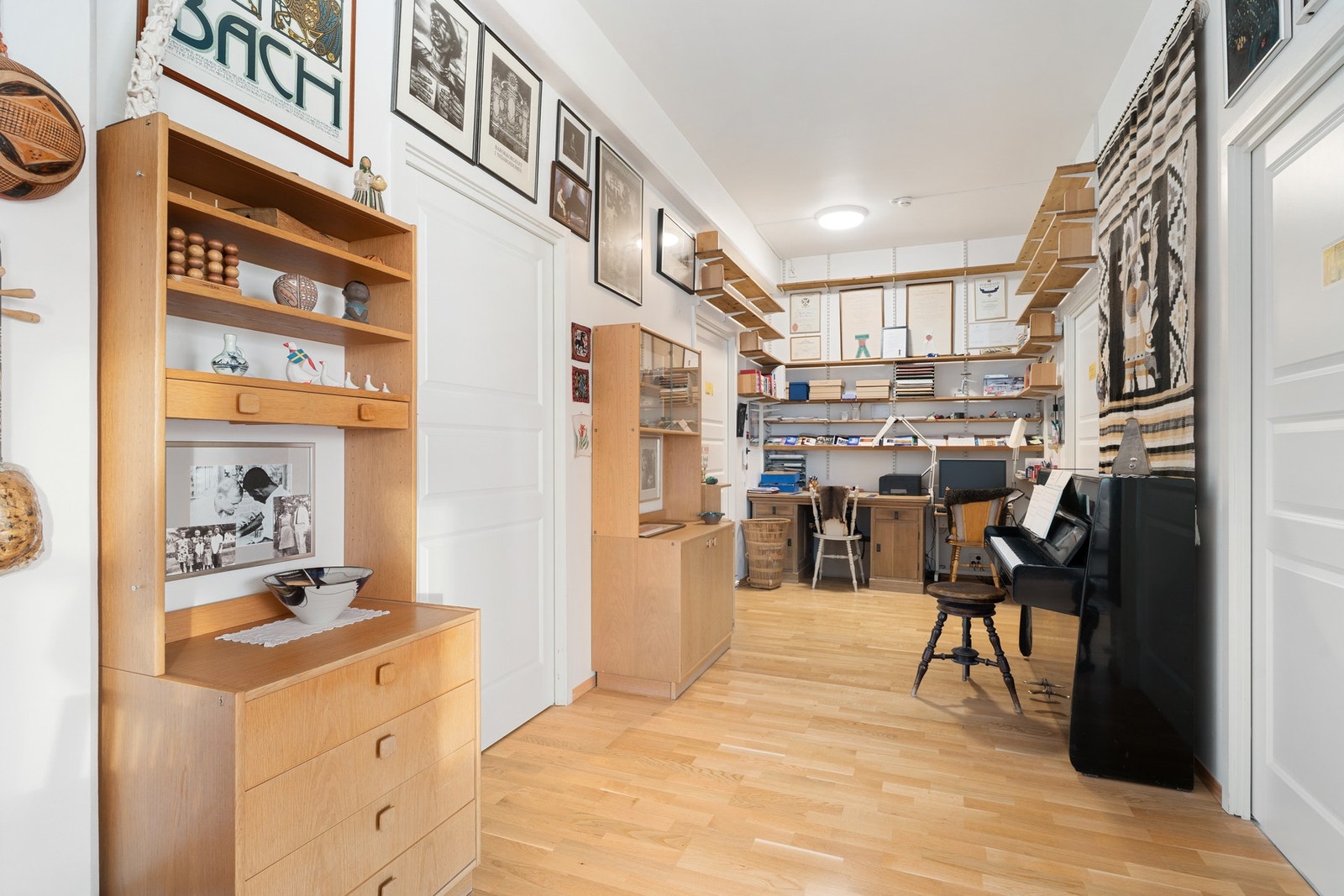 Stuen nyter godt av en T-form som sørger for en fleksibel planløsning. Galleribilde