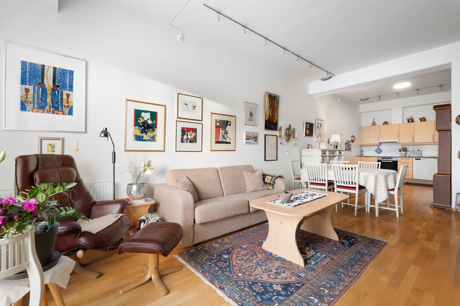 Gjennomgående parkett på alle gulv i stue, kjøkken, gang og begge soverom. Galleribilde