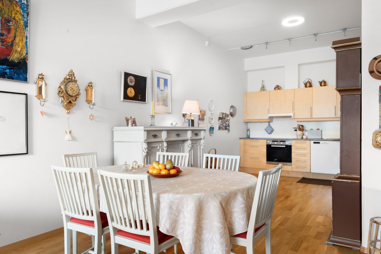 Spisestuen finner sin plass mellom stuen og kjøkkenet. Galleribilde