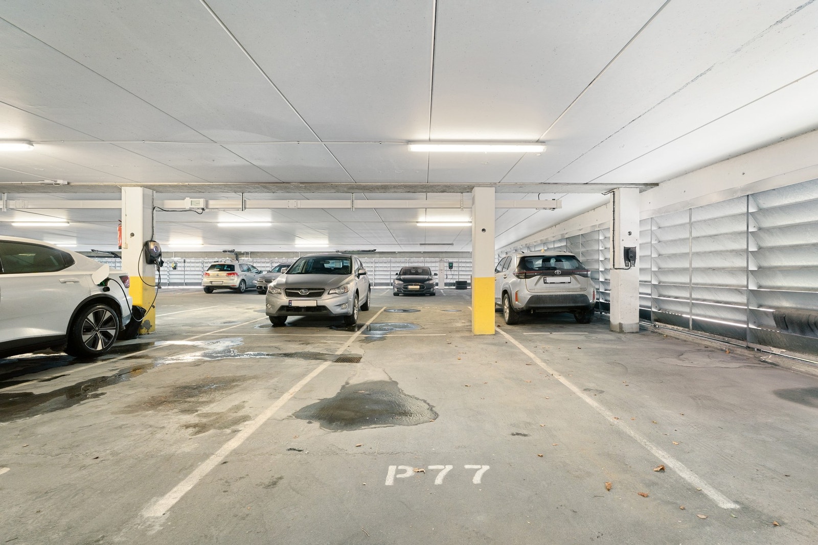 Fast parkeringsplass i felles garasjeanlegg. Galleribilde