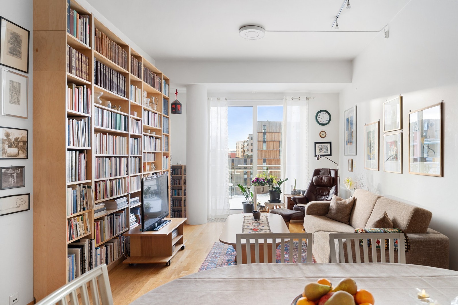 David Novosad v/ EiendomsMegler1 har gleden av å presentere Håkon Magnussons gate 1 B. Foto: Krokstad Nervik, Ekaterina Krokstad. Galleribilde