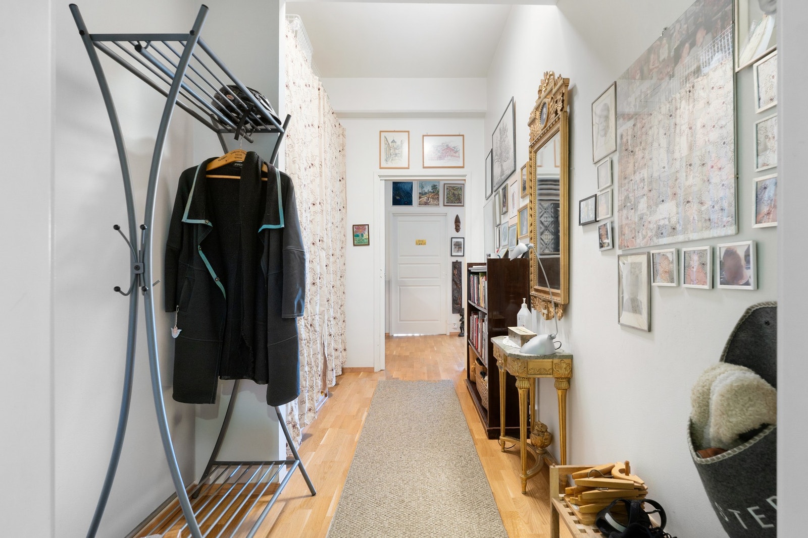 Pen og praktisk entré. Rikelig med oppbevaringsplass. Galleribilde