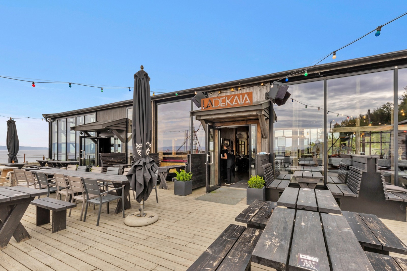 På Østmarkneset langs Ladestien ligger Ladekaia. Et uformelt serveringssted med en herlig beliggenhet ved sjøen! Galleribilde