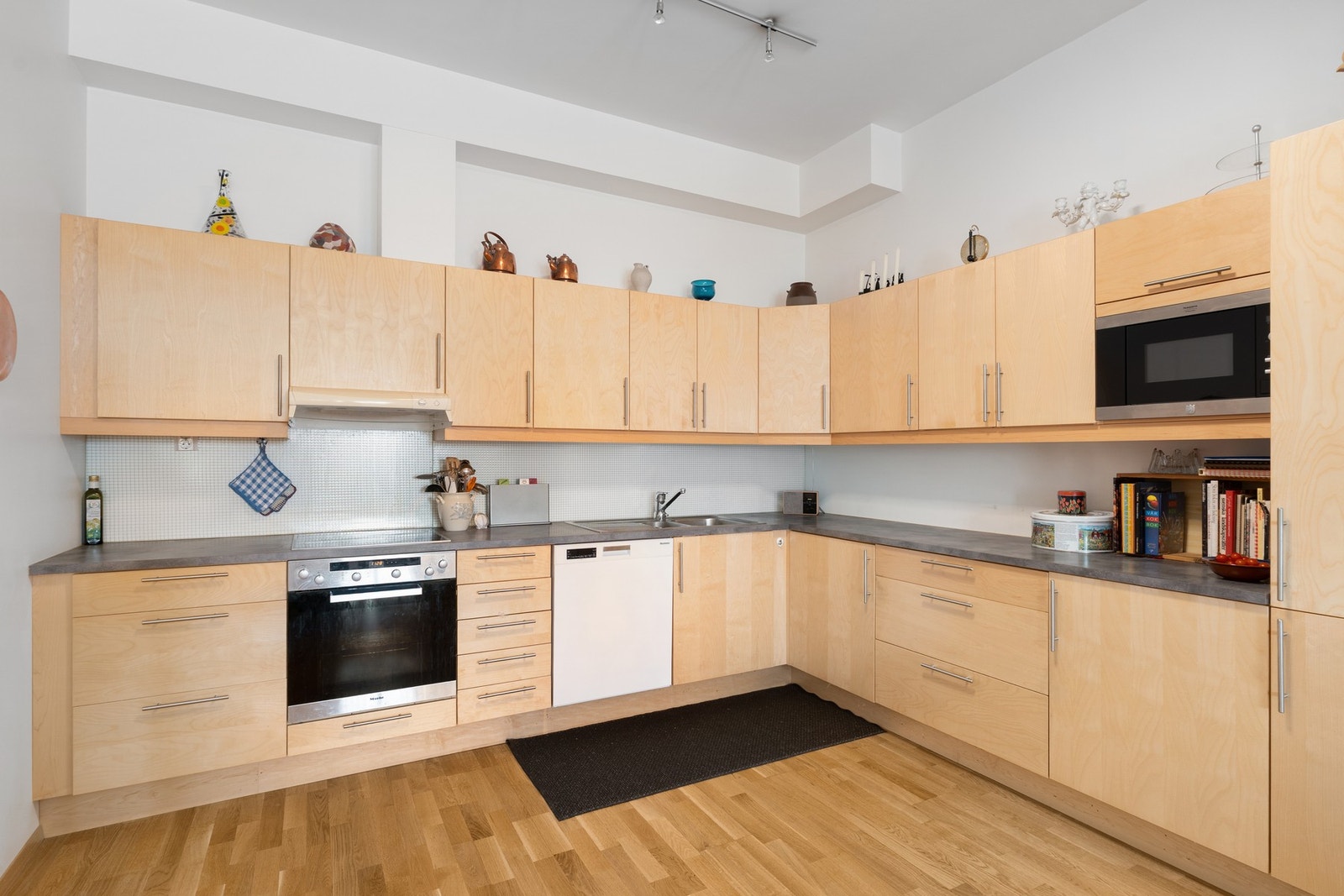 Rikelig med skap og benkeplass. Galleribilde