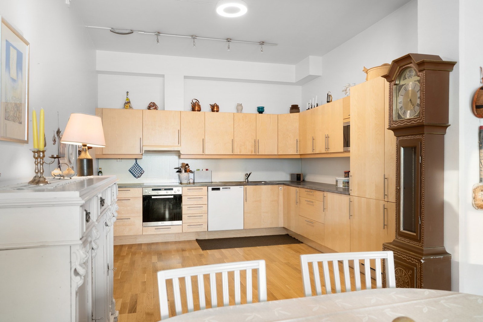 Stort kjøkken med TG1 fra takstmann. Galleribilde