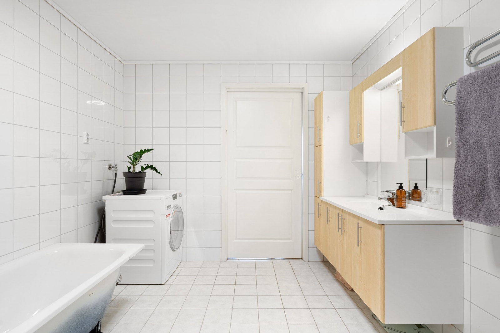 Badet er utstyrt med bl.a. dusjhjørne, badekar, servant, klosett og opplegg til vaskemaskin. Galleribilde