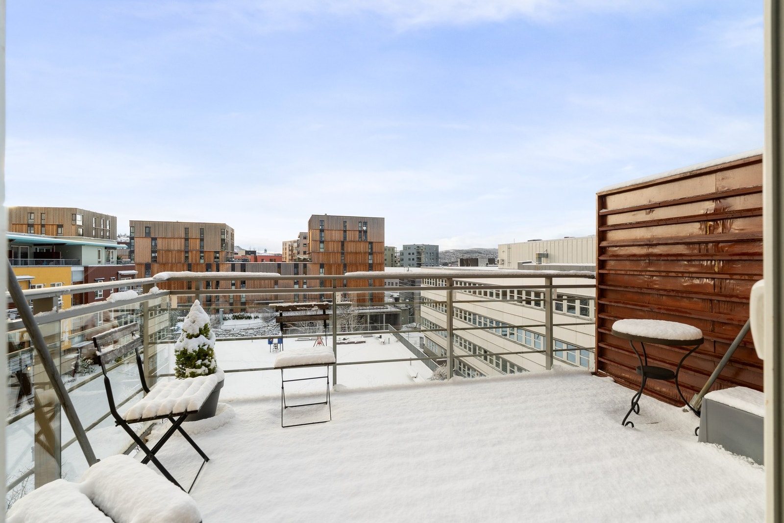 Balkongen er på 9,1 kvm og har god plass til ønsket utendørs møblement. Galleribilde