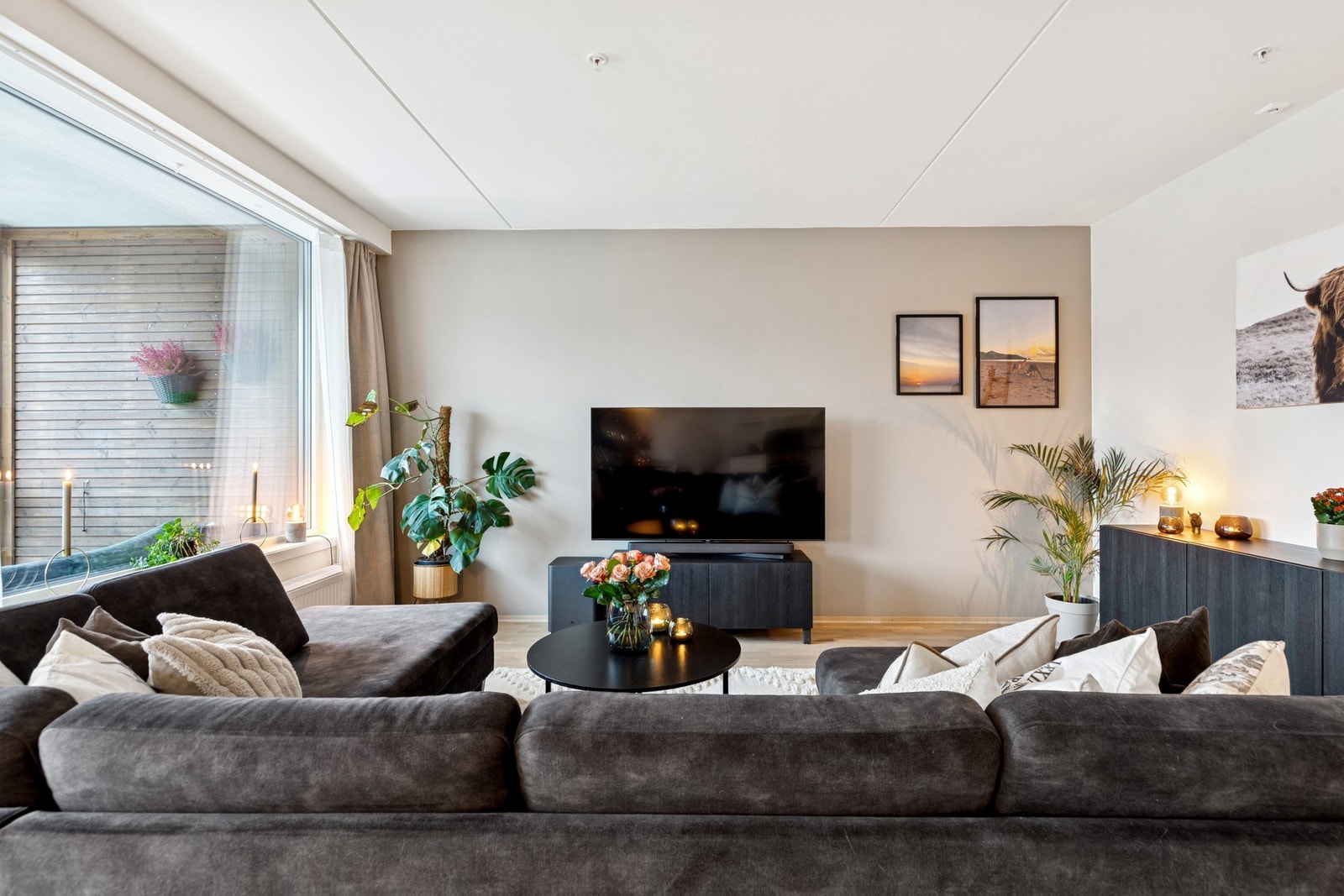 Praktisk planløsning som gir naturlig plassering av sofa og TV. Galleribilde