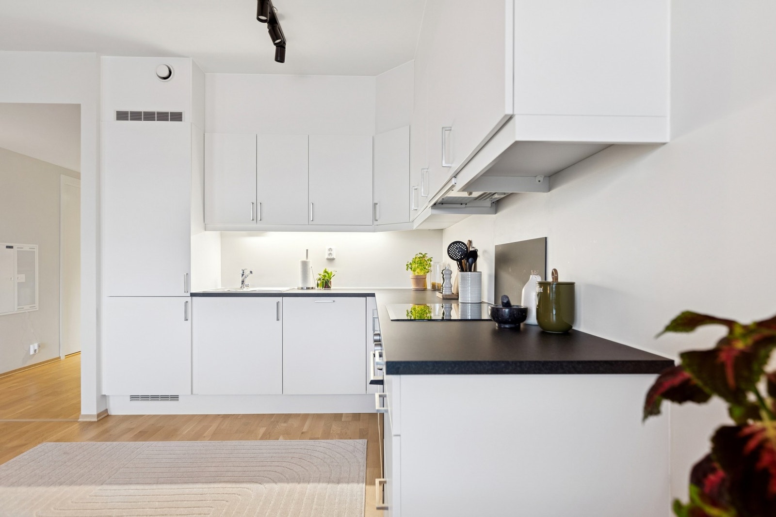 Den praktiske utformingen gir gode arbeidsflater og rikelig med skapplass. Galleribilde