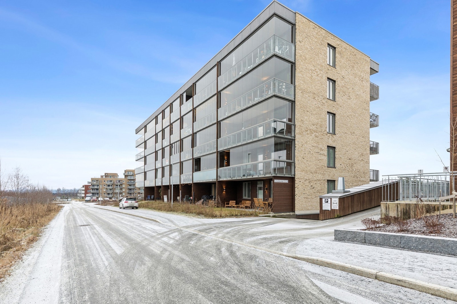 Leiligheten har en attraktiv beliggenhet med togstasjonen kun ca. 500 meter unna og tar deg til Gardermoen på fem minutter. Galleribilde