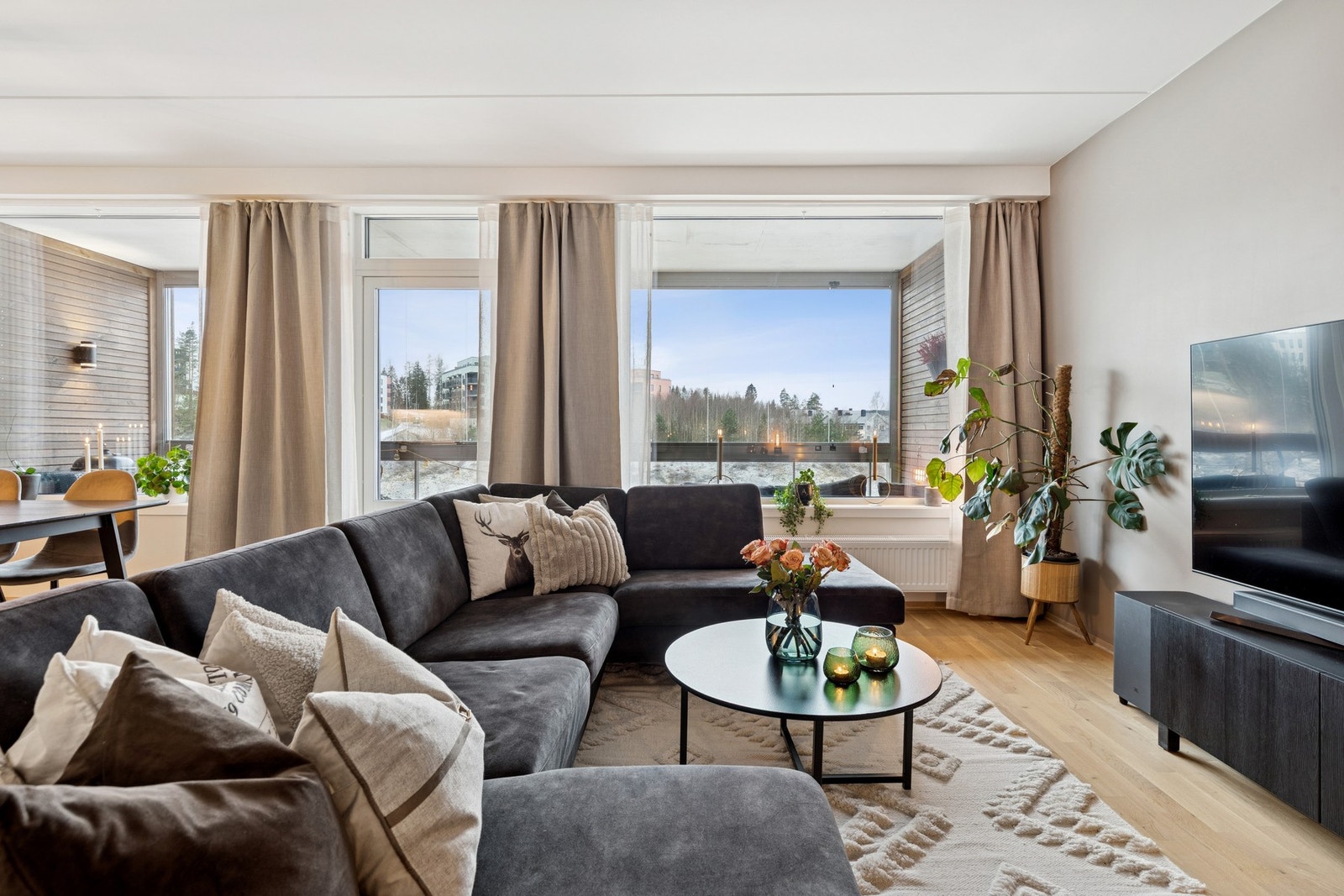 Stuen har gode vinsudflater som slipper inn rikelig med naturlig lys. Galleribilde