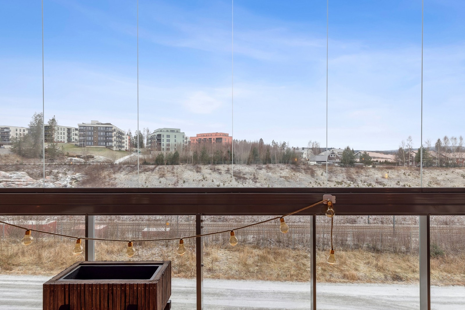 Kiwi ligger omtrent 300 meter fra inngangen, og Amfi Råholt med et bredt servicetilbud ligger rundt 800 meter unna. Galleribilde