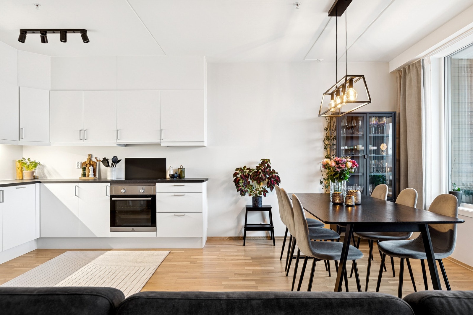 Kjøkkenet har god plass til spisegruppe i tillegg til annet møblement. Galleribilde