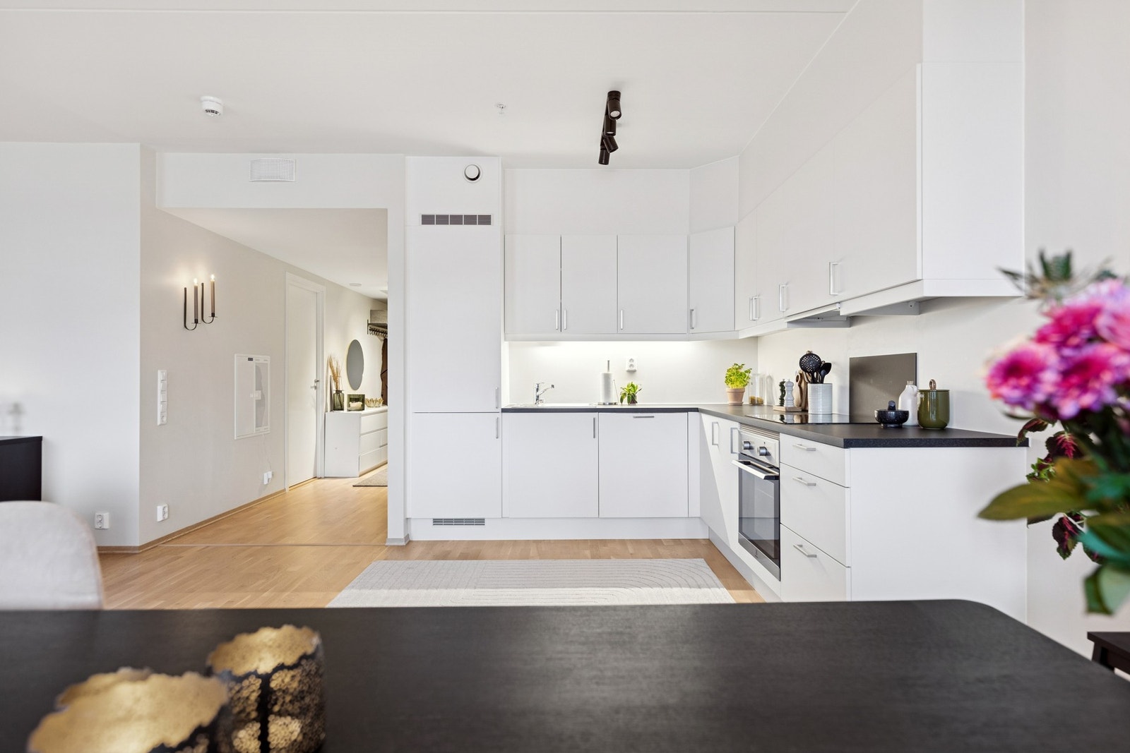 Belysning under overskap gir et fint og funksjonelt arbeidslys. Galleribilde